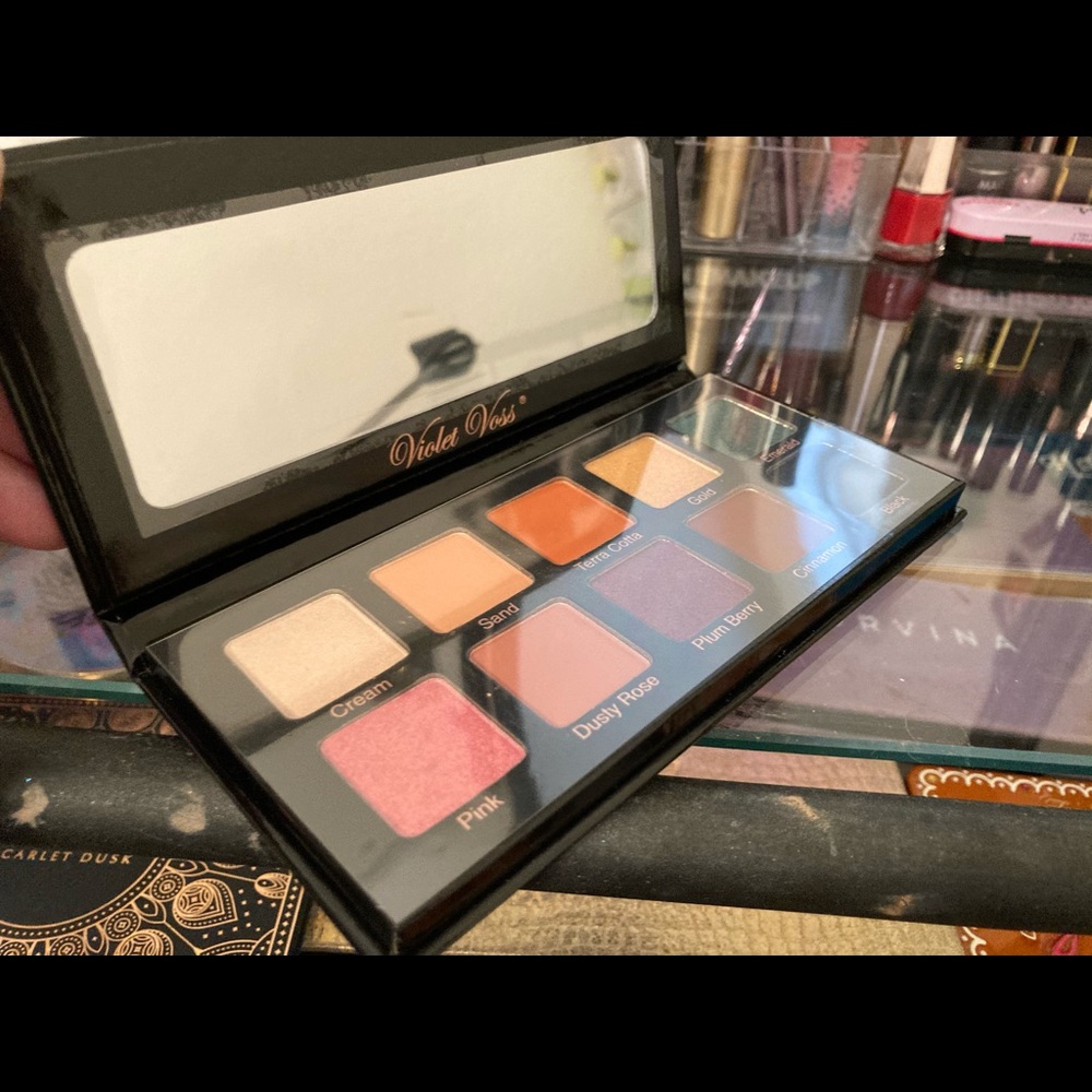Violet Voss essentials - Picture 2 of 2